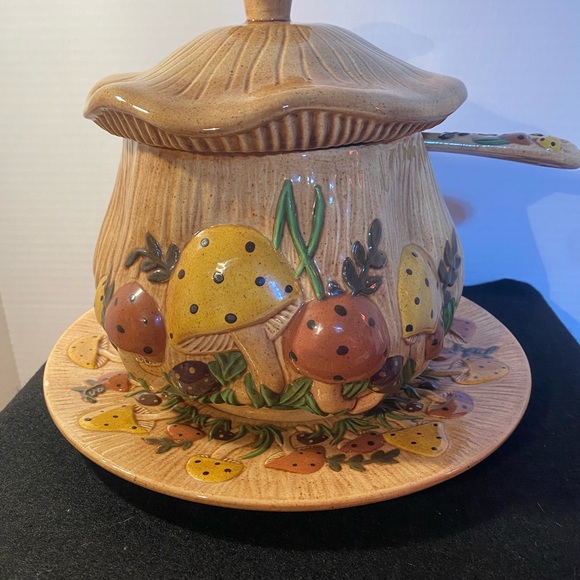 Vintage Handmade Ceramic Arnel’s Mushroom Soup Tureen with Lid, Ladle, and plate - Picture 4 of 16